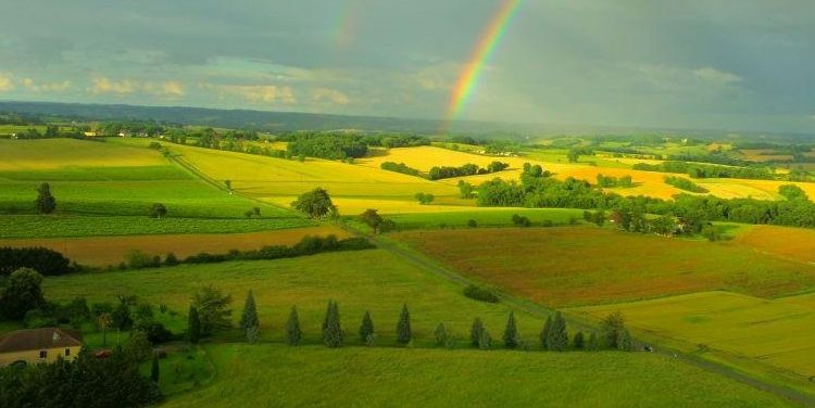 Une vue de la campagne gersoise avec un arc en ciel